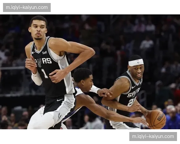 马刺助攻数以32比18领先 团队配合流畅度完胜