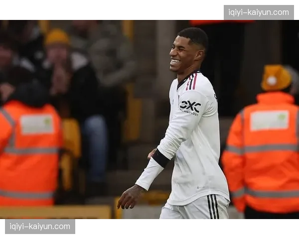 曼联球员围堵裁判申诉 场上情绪管理成赛后讨论话题